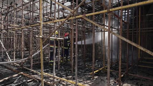 鄂尔多斯一建筑工地突发火情 消防部门火速救援确保施工安全